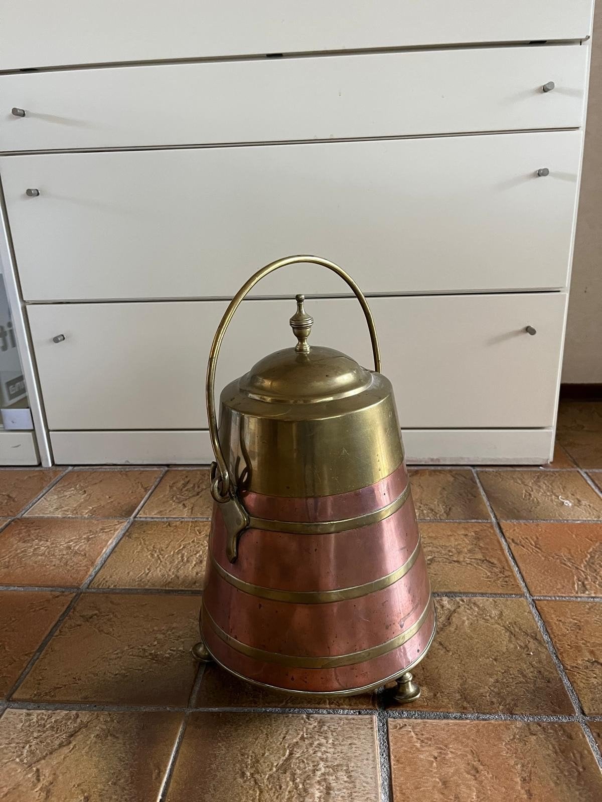 Antieke koperen en bronzen haardemmer met deksel, Ophalen