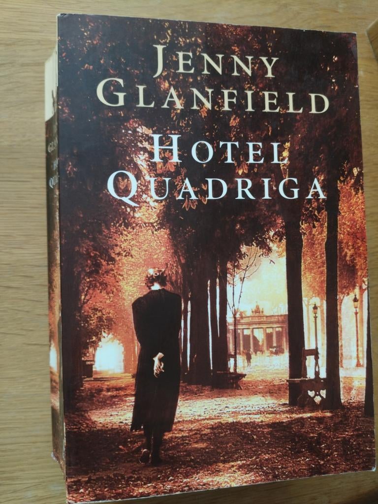 Hotel Quadriga - Jenny Glanfield (Gelezen), Boeken, Romans, Gelezen, Europa overig, Jenny Glanfield, Ophalen of Verzenden