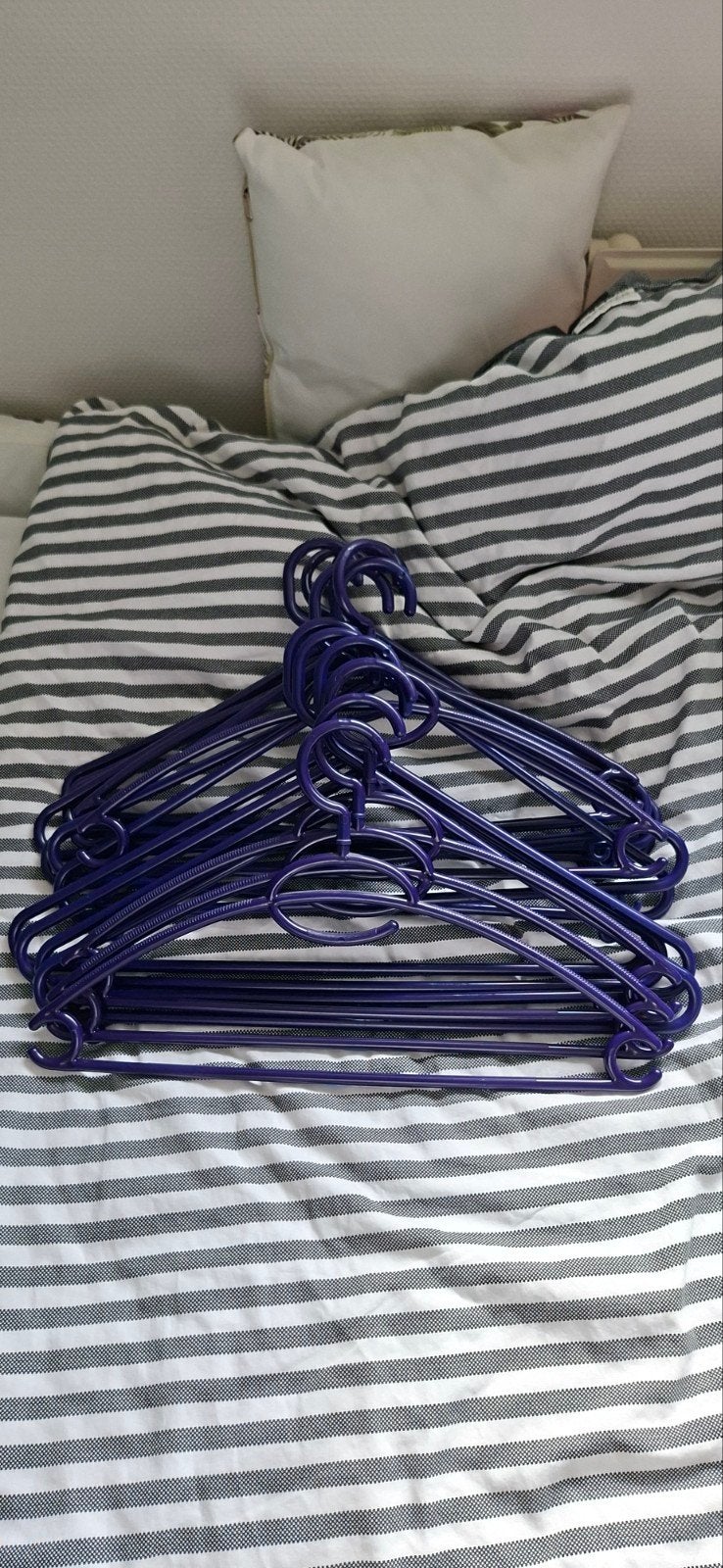 Te koop: 16 paarse kledinghangers., Ophalen of Verzenden, Gebruikt, Kunststof, Kinderen en Volwassenen