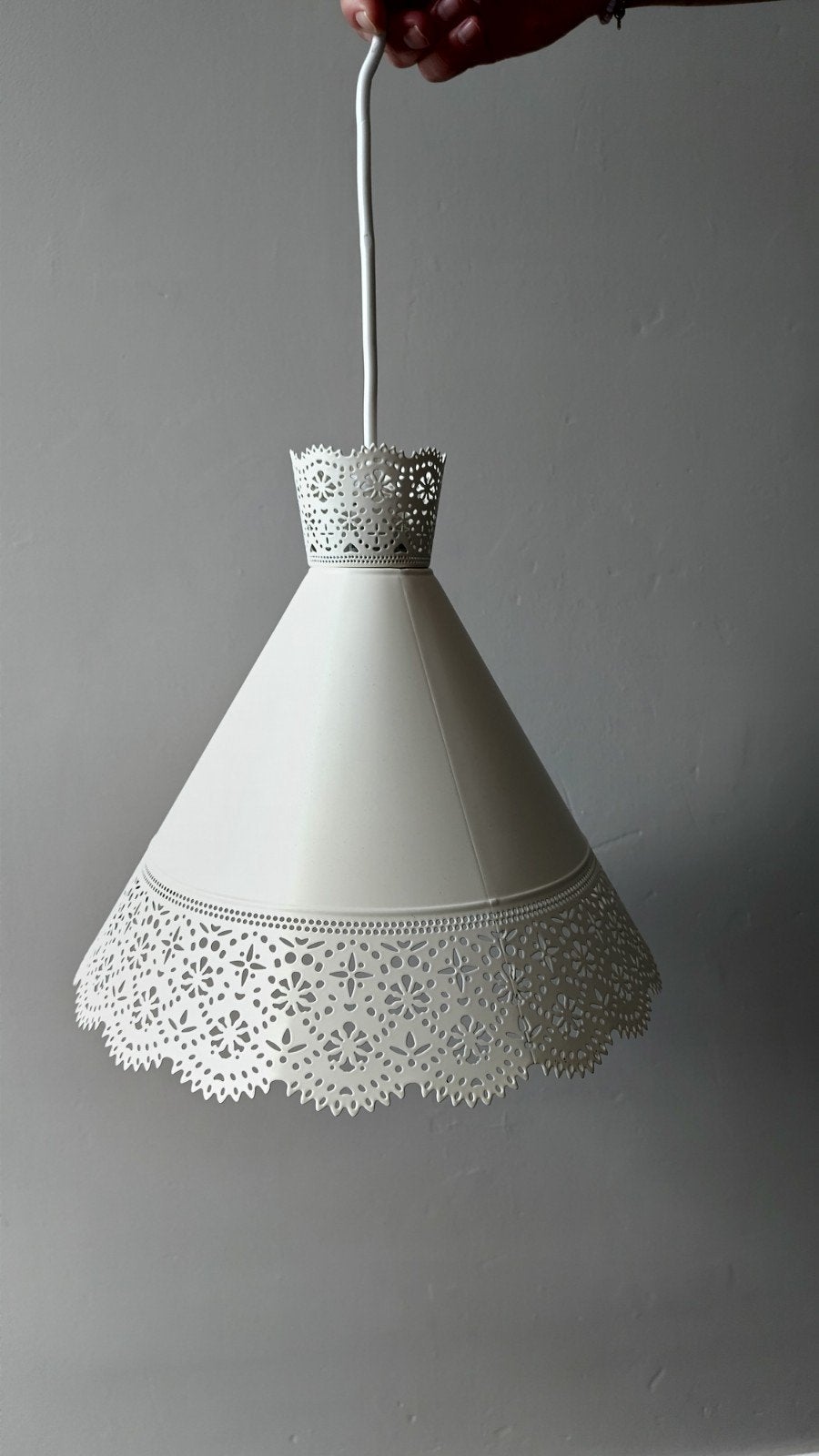 Witte hanglamp met decoratieve uitsnijdingen, Modern, Decoratief, Zo goed als nieuw, Metaal, E27 (groot)