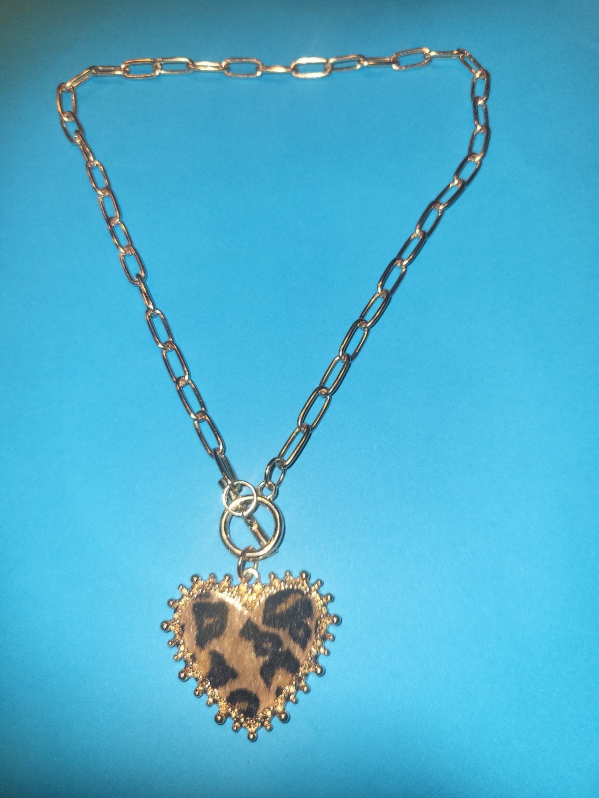 Nieuwe gouden ketting met luipaardprint hart hanger, Nieuw, Ophalen of Verzenden, Goud, Overige materialen
