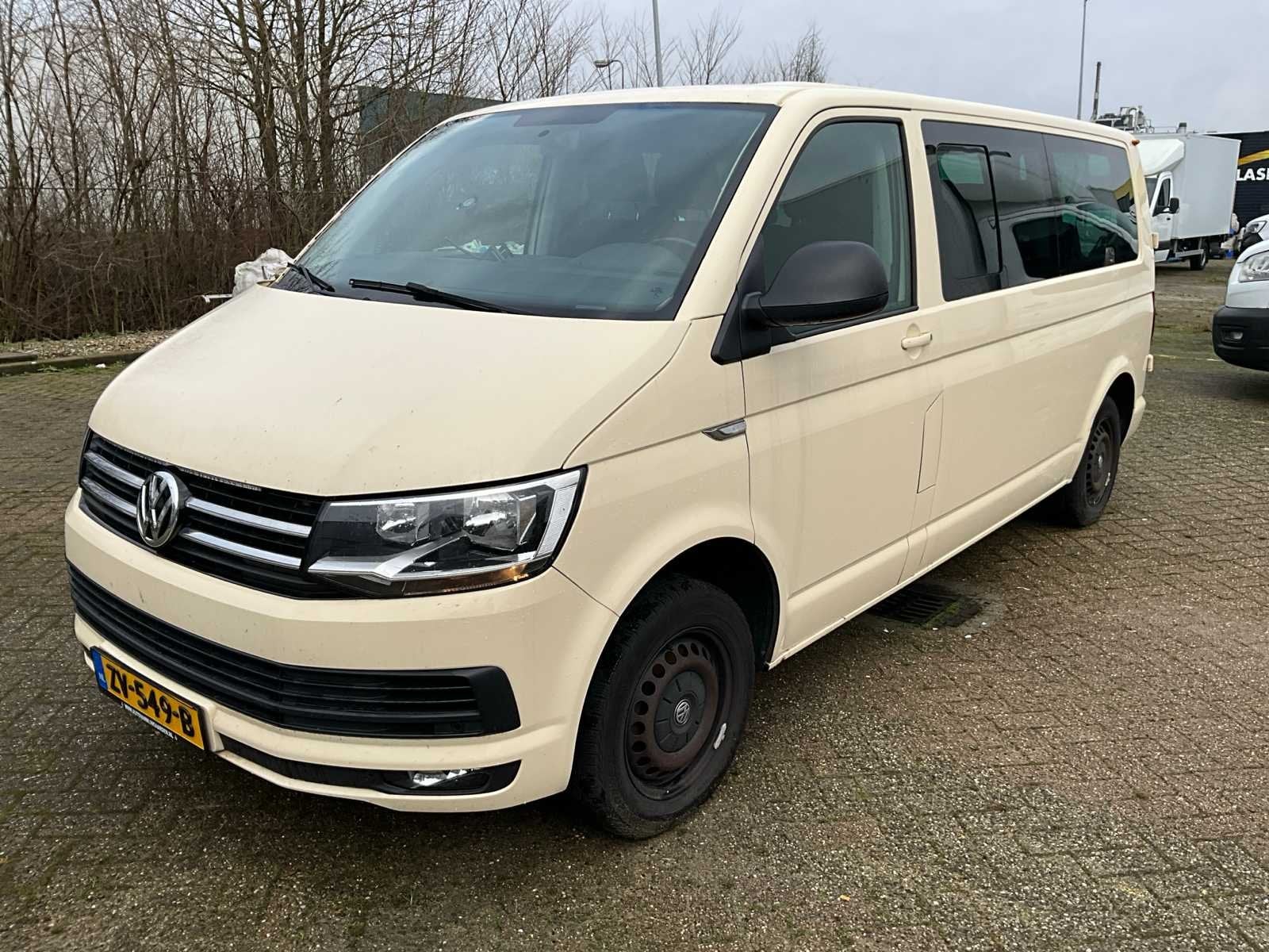 2017 Volkswagen Transporter Kombi Caravelle TDI Bedrijfswage, Auto's, Gebruikt, Euro 6, 255 €/maand, 2500 kg