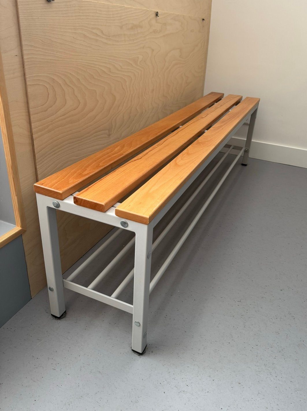 (Bieden) Kleedkamerbank 150 cm Steinbock (gangbank /halbank), Huis en Inrichting, Ophalen, Modern / school / staal / hout, Zo goed als nieuw