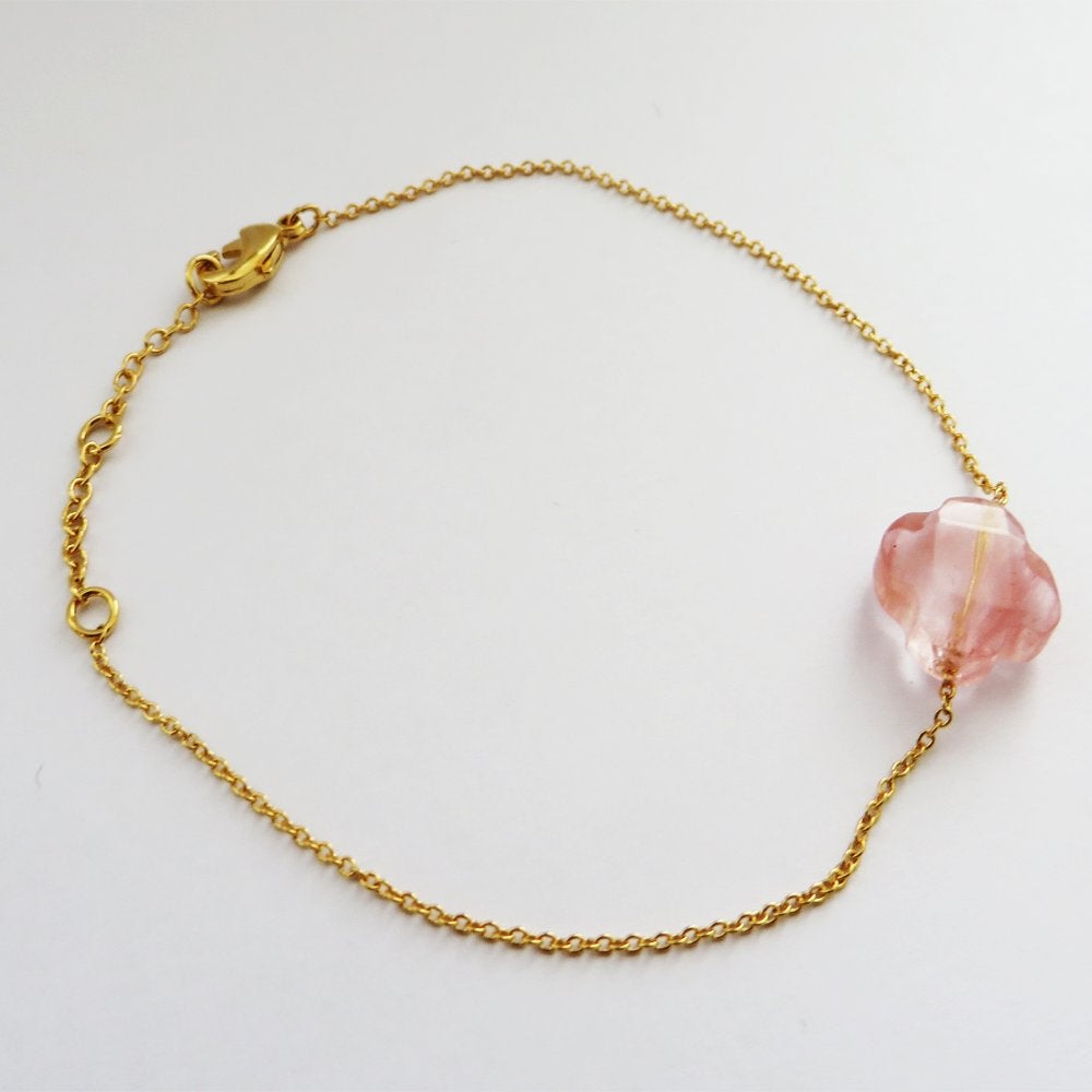 Armband met roze bloemetje, Nieuw - laatste stuks, Overige materialen, Nieuw, Ophalen of Verzenden, Met bedels of kralen