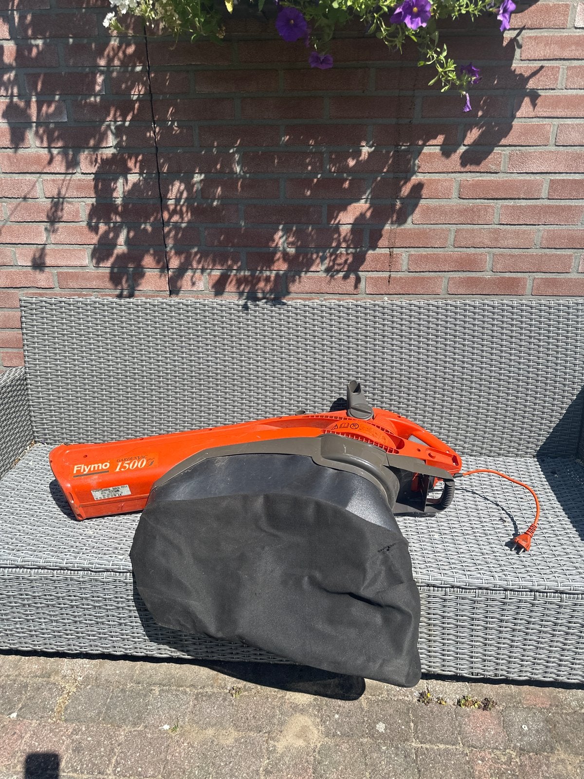 Flymo GardenVac 1500 Plus Bladblazer met Zuigfunctie, Tuin en Terras, Gebruikt, Handgedragen, Ophalen of Verzenden, Met opvangzak