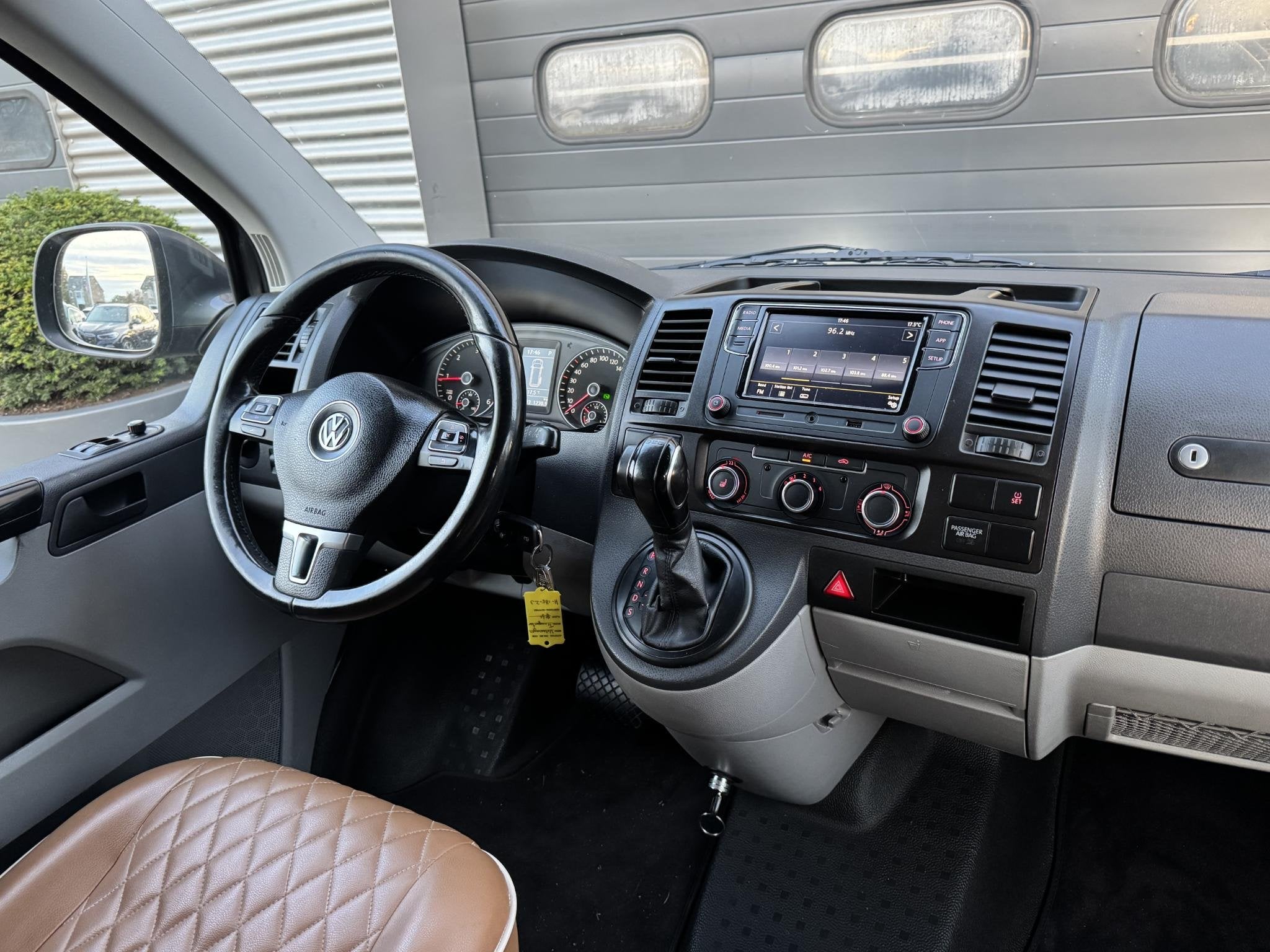 Volkswagen California 180PK | Camera | Nappa Leder | 20 Inch, Caravans en Kamperen, Campers, Automaat, Volkswagen, Fietsendrager
