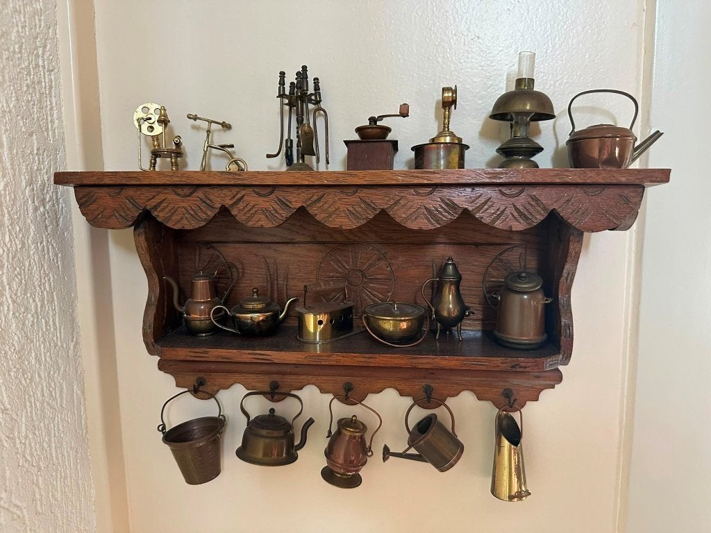 leuk wandkastje met 18 koperen miniaturen., Antiek en Kunst, Antiek | Meubels | Kasten, Ophalen of Verzenden