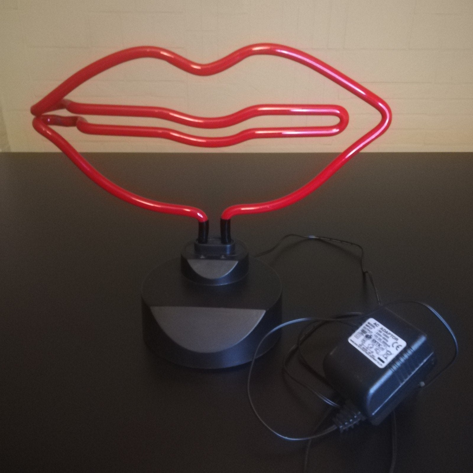 Neon rode lippen lamp - kunststof/glas., Met schakelaar, Overige merken, Kunststof, Overige fittingen