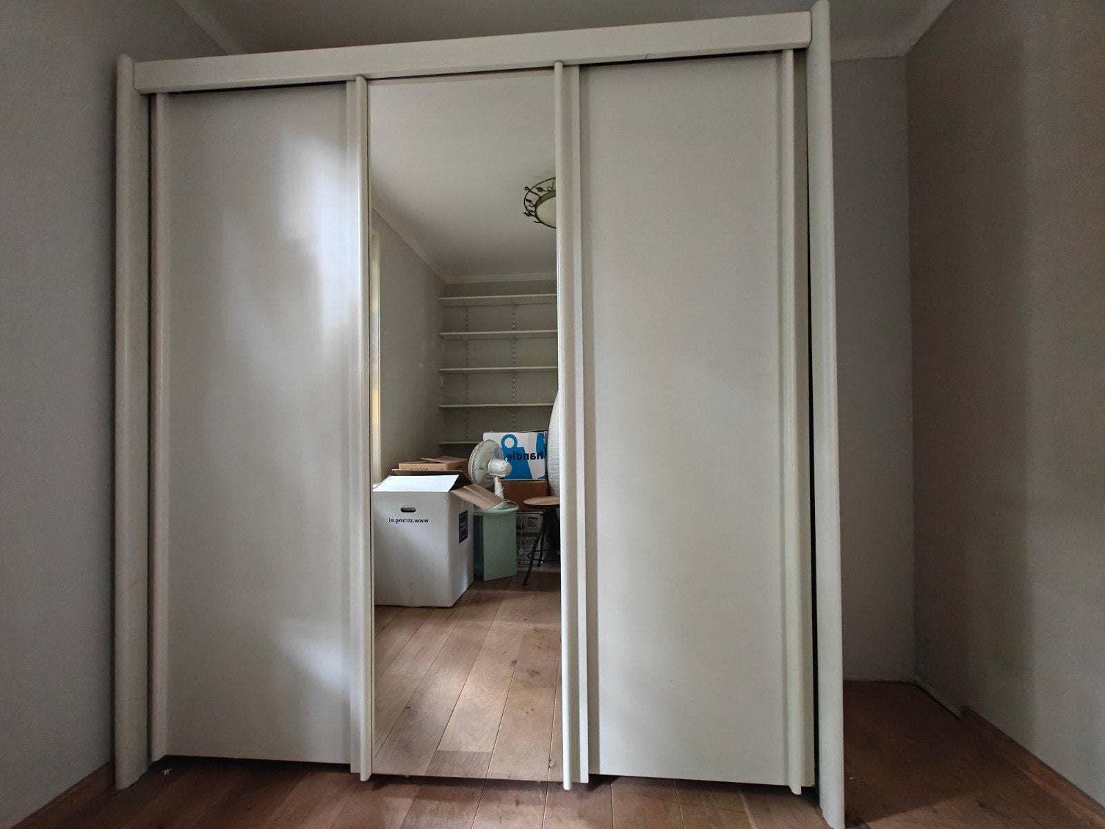 GRATIS kleding- of voorraadkast met schuifdeuren en planken, Ophalen, Met plank(en), Gebruikt, 100 tot 150 cm