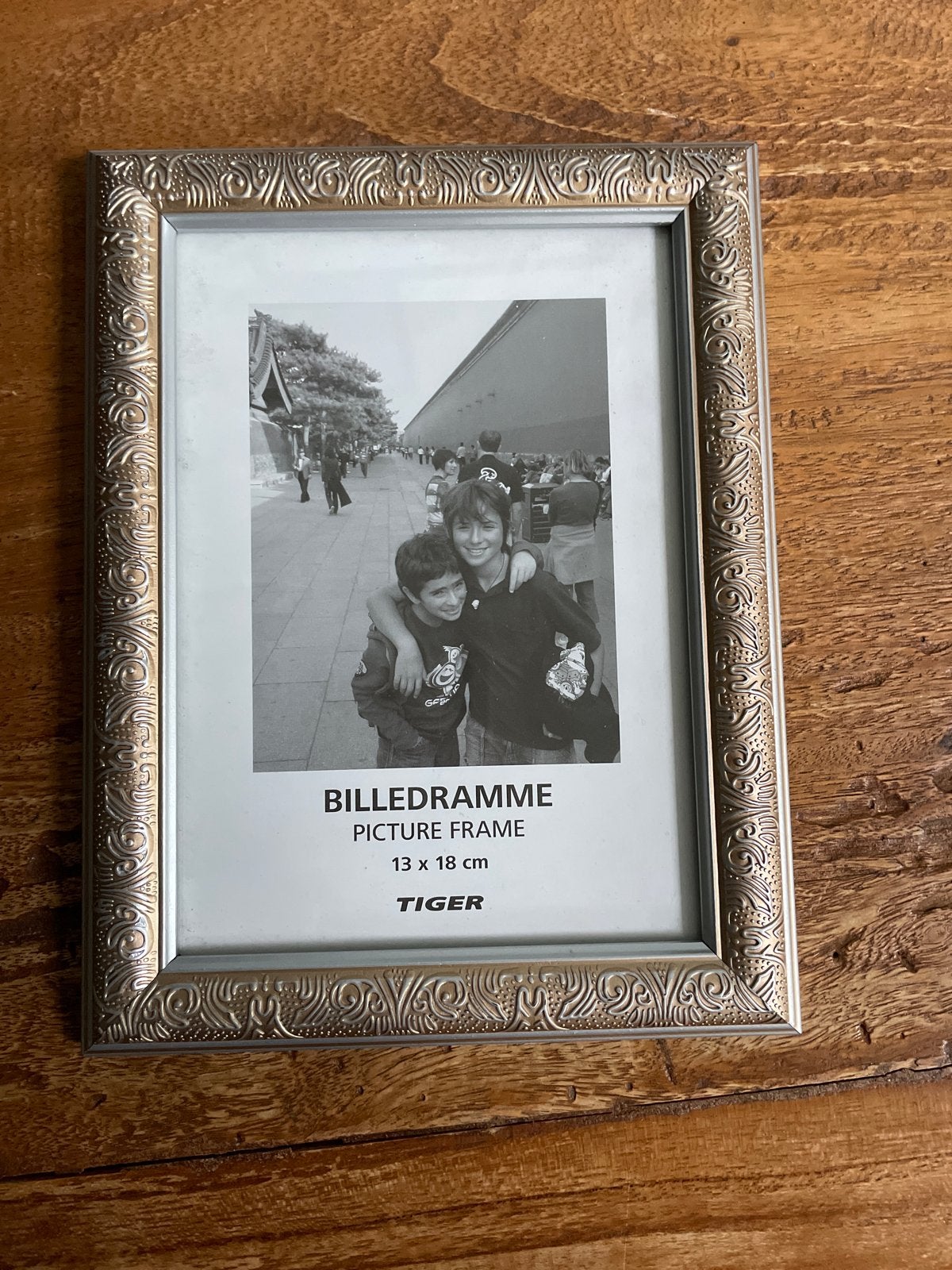 Zilverkleurige fotolijst 13x18 cm met sierrand, Kunststof, Gebruikt, Ophalen of Verzenden, Fotolijst