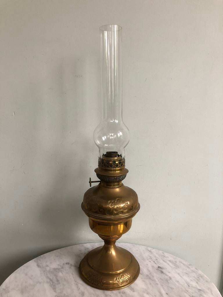 Antieke koper/messing olielamp, hoogte met glas 50 cm., Antiek en Kunst, Antiek | Lampen, Ophalen of Verzenden