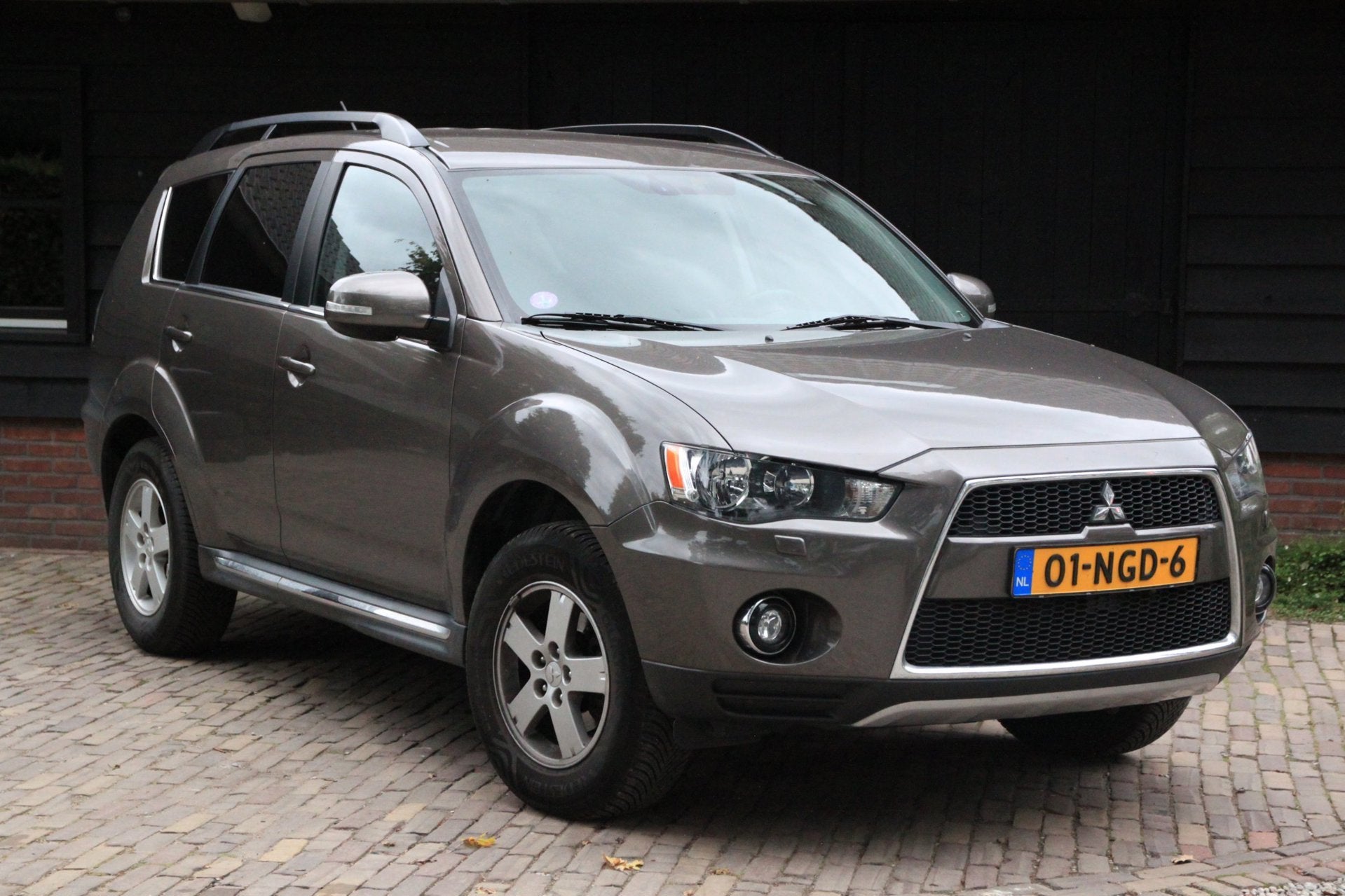 Mitsubishi Outlander 2.0 Intro Edition Navigatie/camera/Park, Auto's, Stof, Zwart, 4 cilinders, Origineel Nederlands