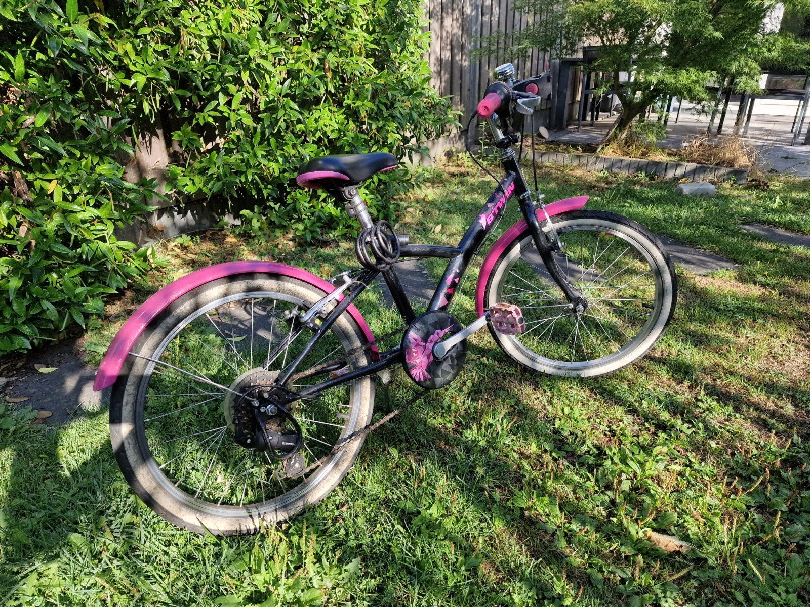 B'Twin kinderfiets 20 inch - zwart/roze, Ophalen, 20 inch of meer, Gebruikt, Velgrem