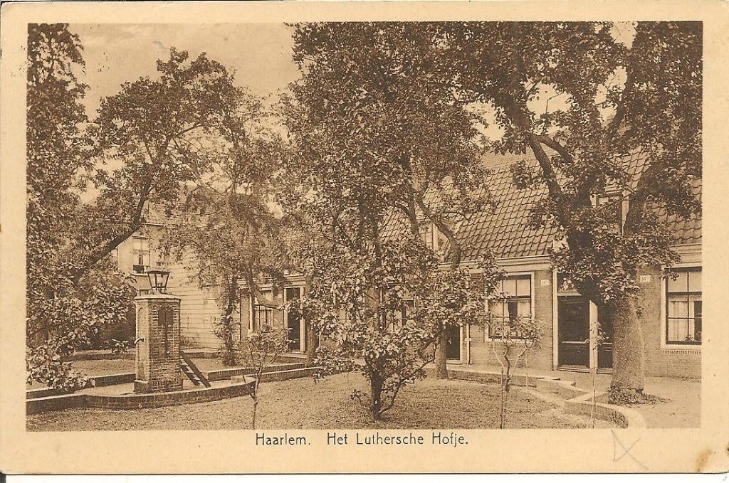 Haarlem Het Lutrhersche Hofje., Ophalen of Verzenden, 1940 tot 1960, Gelopen, Noord-Holland