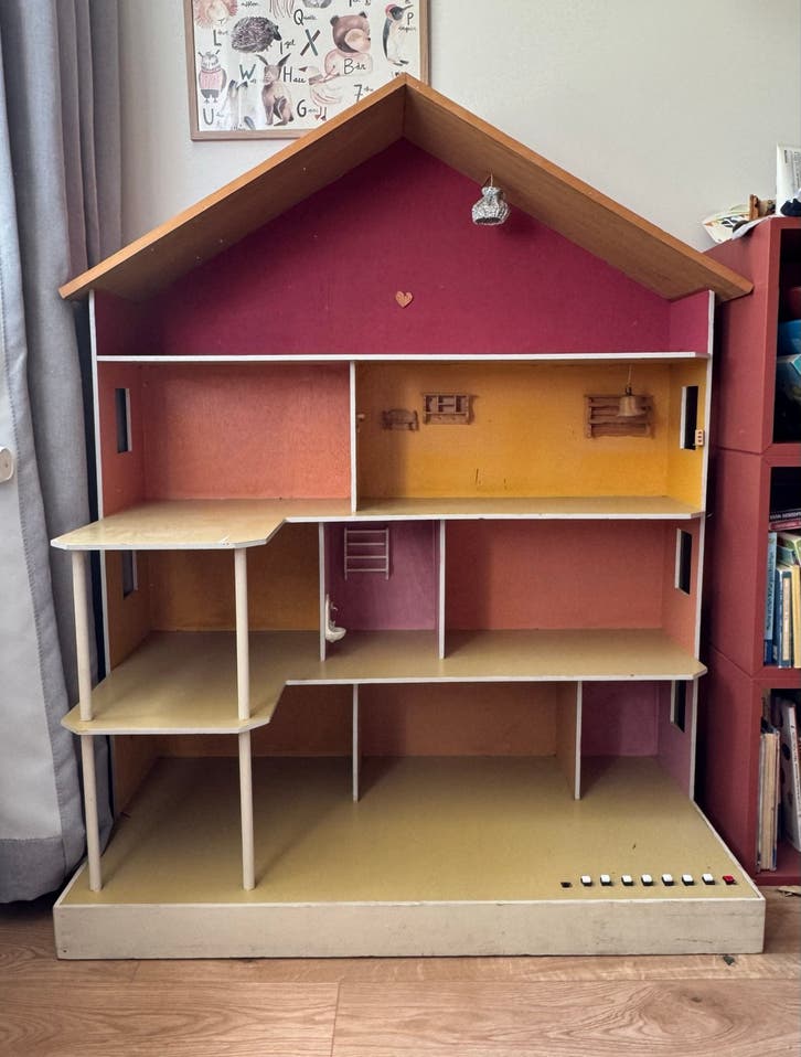 Groot houten poppenhuis met 3 verdiepingen