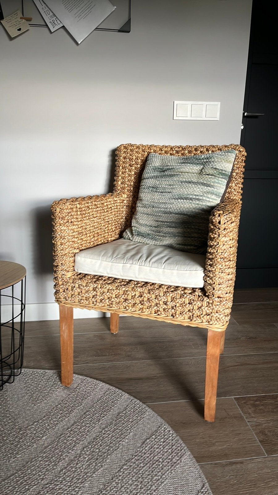 Robuuste gevlochten fauteuil zeegras met houten onderstel, Huis en Inrichting, Gebruikt, Minder dan 75 cm, Riet of Rotan, Ophalen of Verzenden