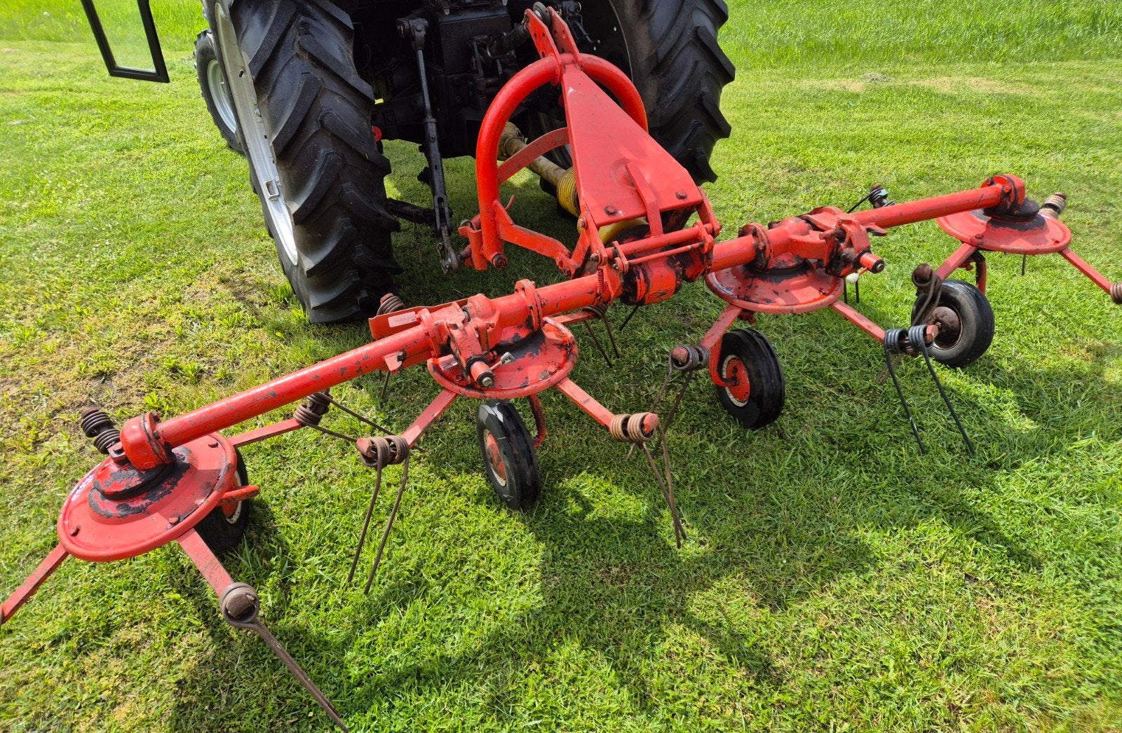 Kuhn schudder, Ophalen, Veehouderij, Weidebouw