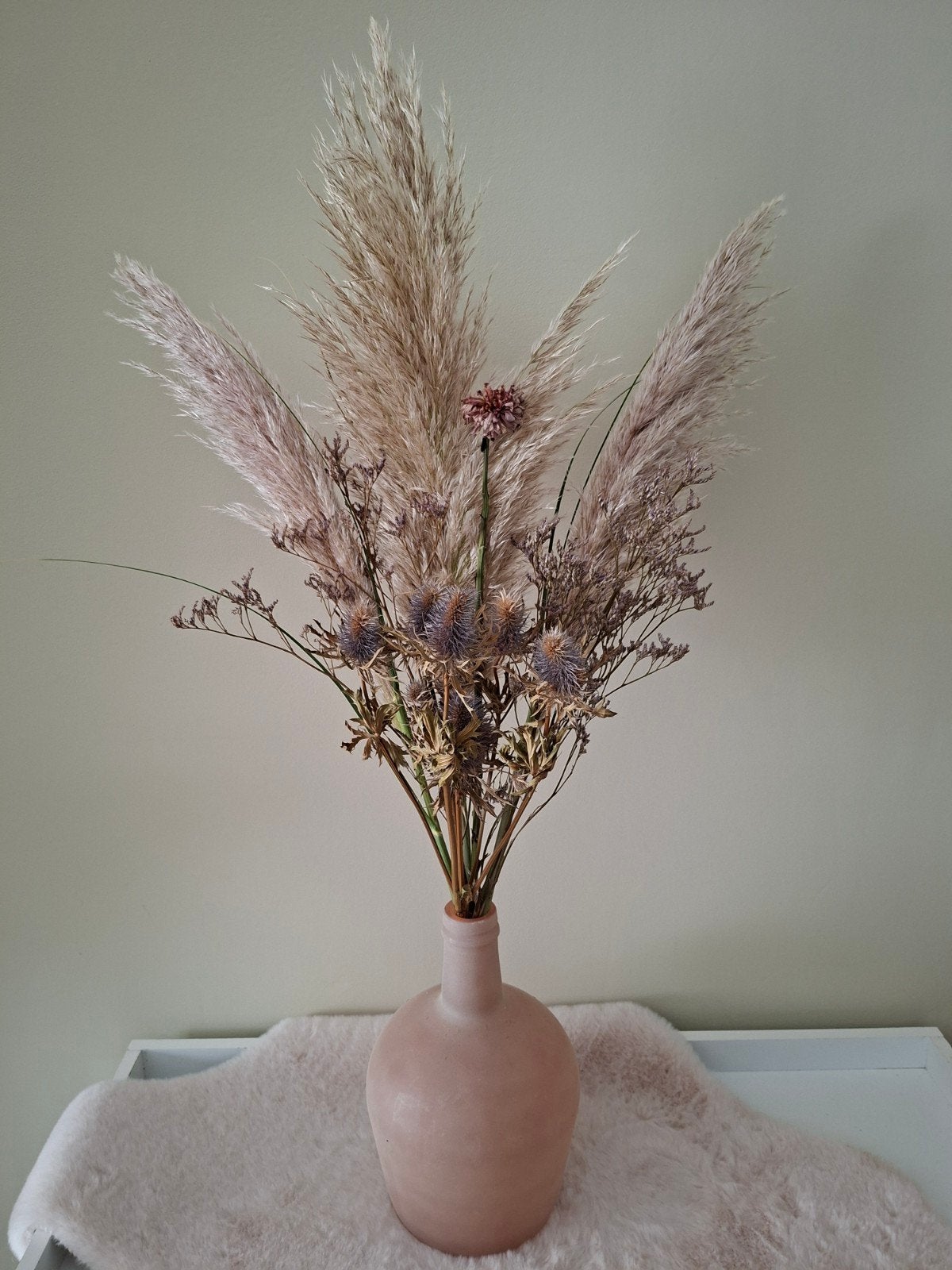 Vaas kruik met prachtige droogbloemen boeket met pampasgras, Huis en Inrichting, Ophalen, Binnen, Natuurlijk materiaal, Zo goed als nieuw