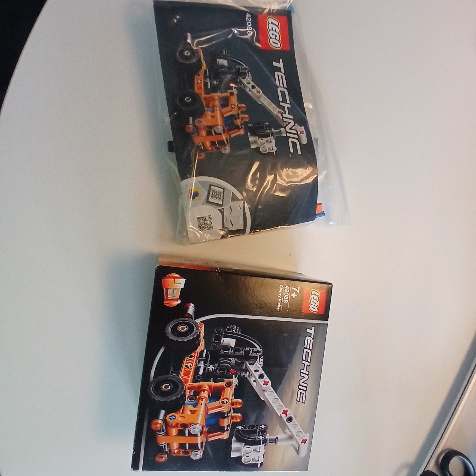 Lego Technic 42088 Cherry Picker - Compleet met doos, Ophalen of Verzenden, Zo goed als nieuw