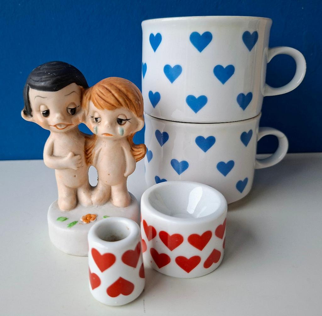 Liefde is.../beeldje kopjes kandelaars/Kim Casali, Verzamelen, Retro, Ophalen of Verzenden, Huis en Inrichting