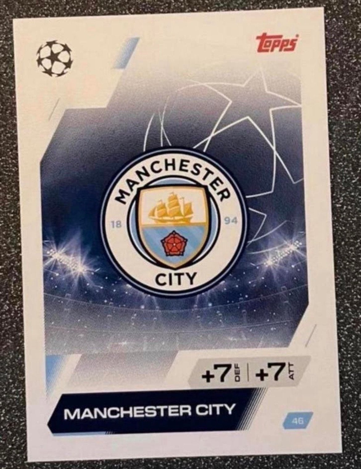 Topps NA 25/26    CLUB BADGE    MANCHESTER CITY, Verzenden, Zo goed als nieuw, Plaatje