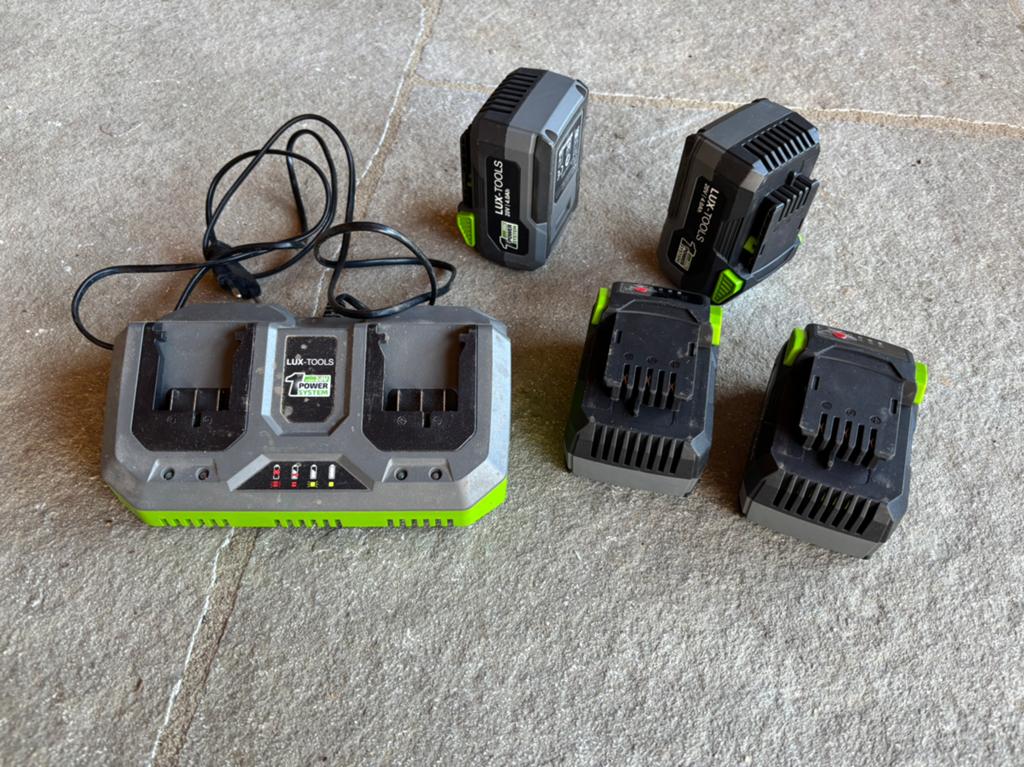 Acculader + accu’s, Ophalen of Verzenden, Gebruikt