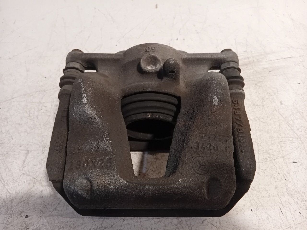 Remklauw rechts voor Mercedes-Benz B-Klasse, Onderdelen@venauto.nl, Van der Ven Autorecycling B.V., Gebruikt, Ettenseweg 76, 4706 PB Roosendaal, The Netherlands