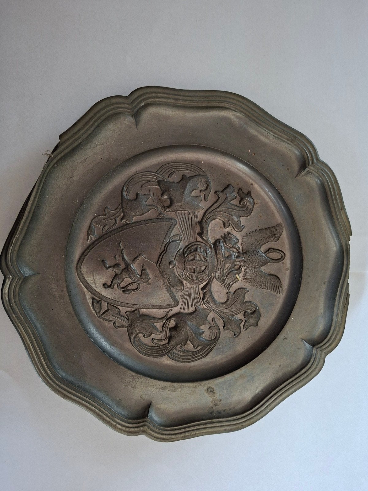 Antiek Tinnen Wandbord met Heraldisch Reliëf (Wapenschild &, Antiek en Kunst, Antiek | Tin, Ophalen of Verzenden