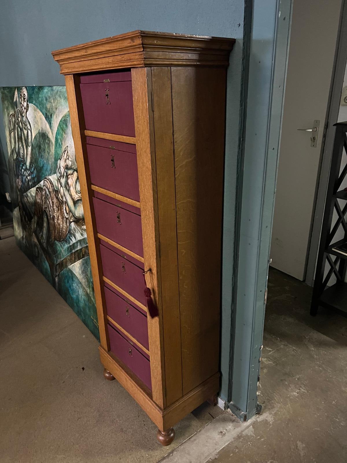 Antique notaris kastje, Ophalen