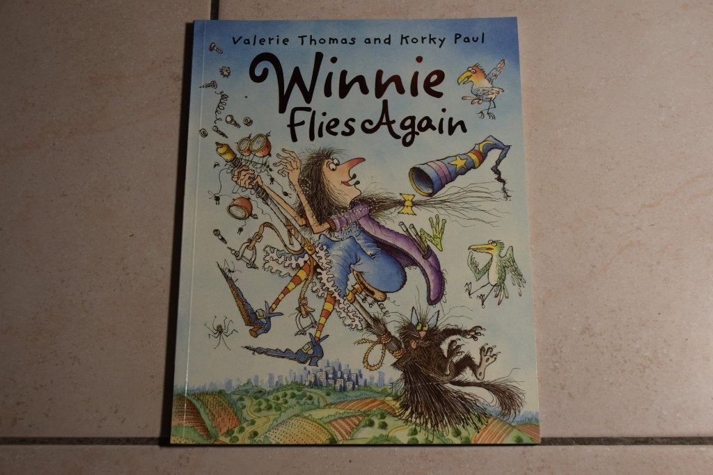 Winnie’s Flies Again / Valerie Thomas and Korky Paul, Ophalen of Verzenden, Zo goed als nieuw, Fictie algemeen, Voorleesboek