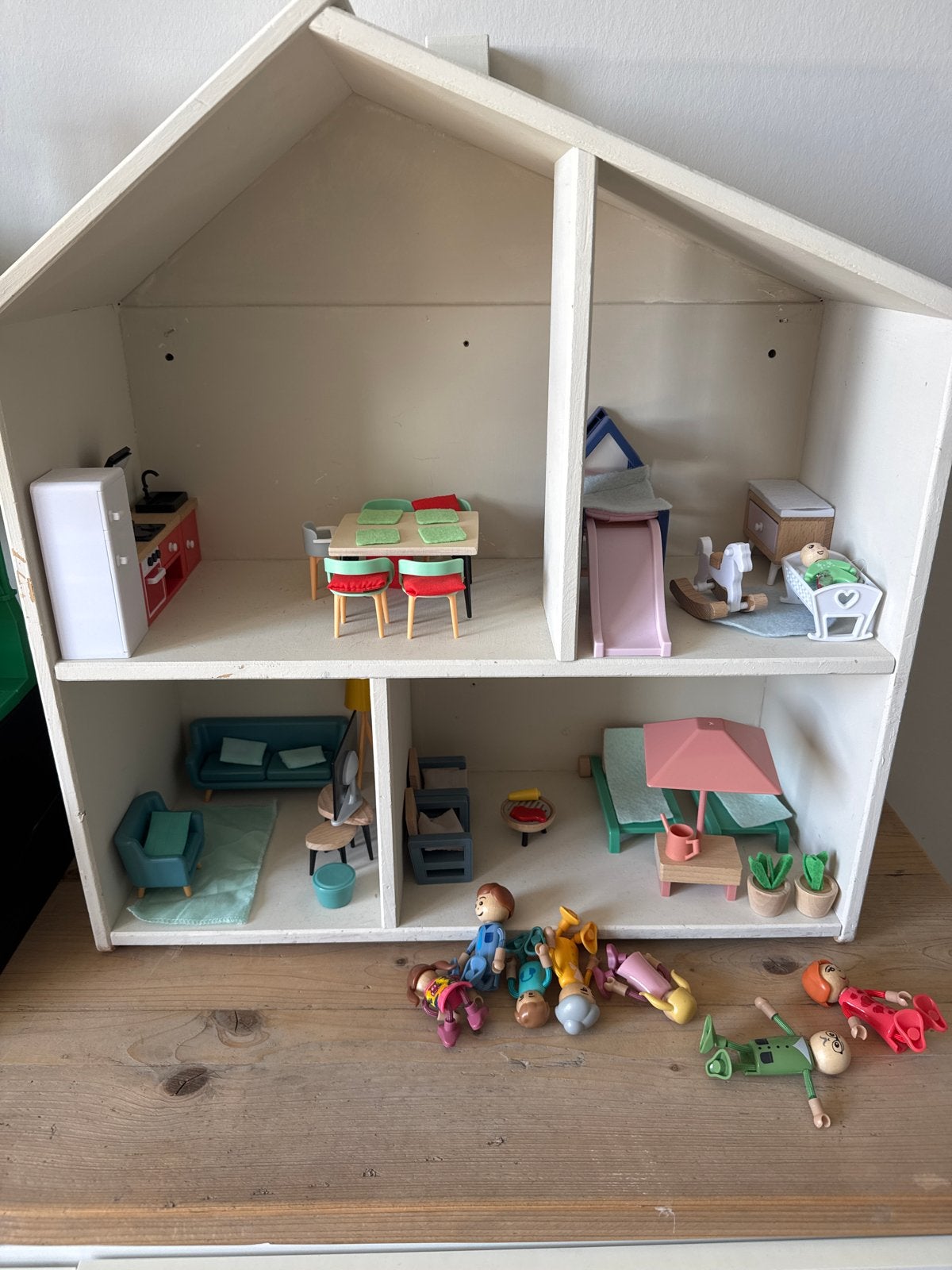 Groot Houten Poppenhuis met Meubels en Poppetjes, Ophalen, Zo goed als nieuw, Jongen of Meisje