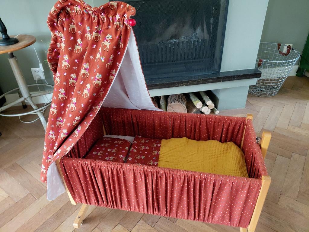Houten poppenwiegje met zelfgemaakte bekleding, Ophalen, Poppenhuis