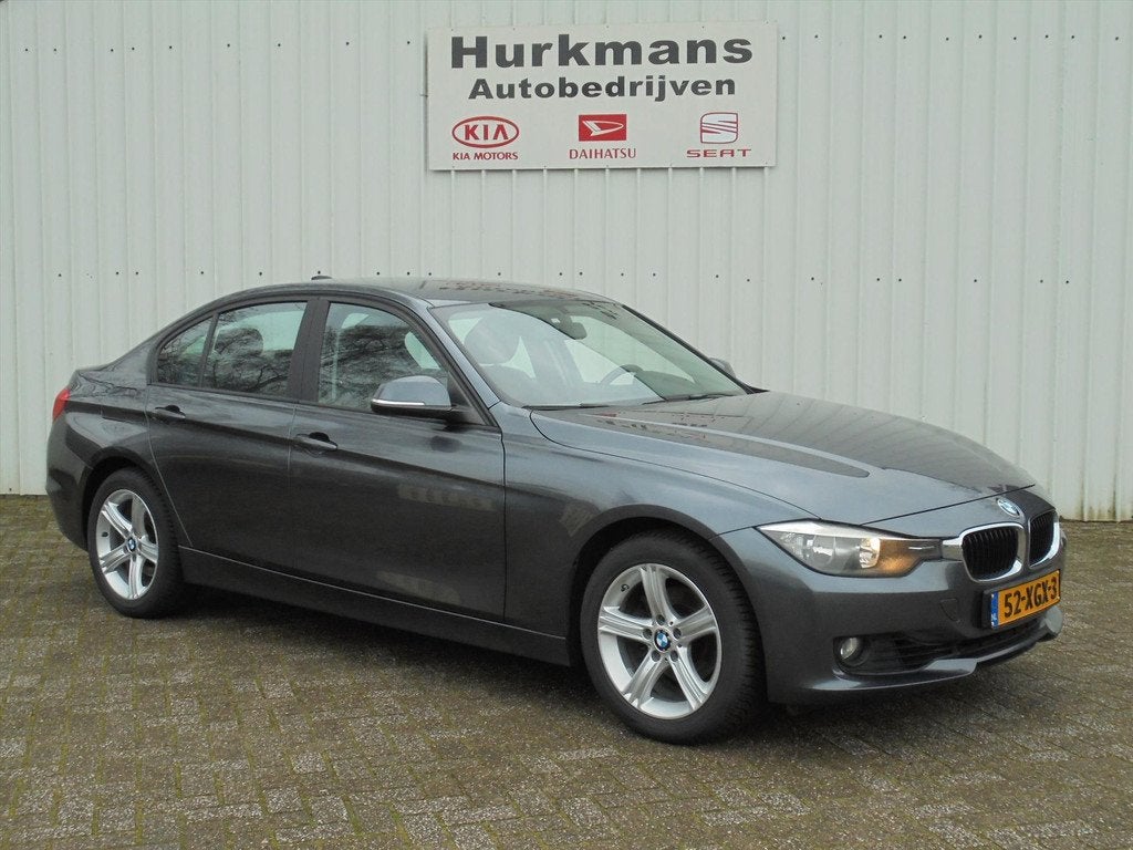 BMW 3-Serie (e90) 320i 184 PK NL-AUTO AUTOMAAT LEES TEKST !, Auto's, BMW, Automaat, Euro 5, Gebruikt, Zwart