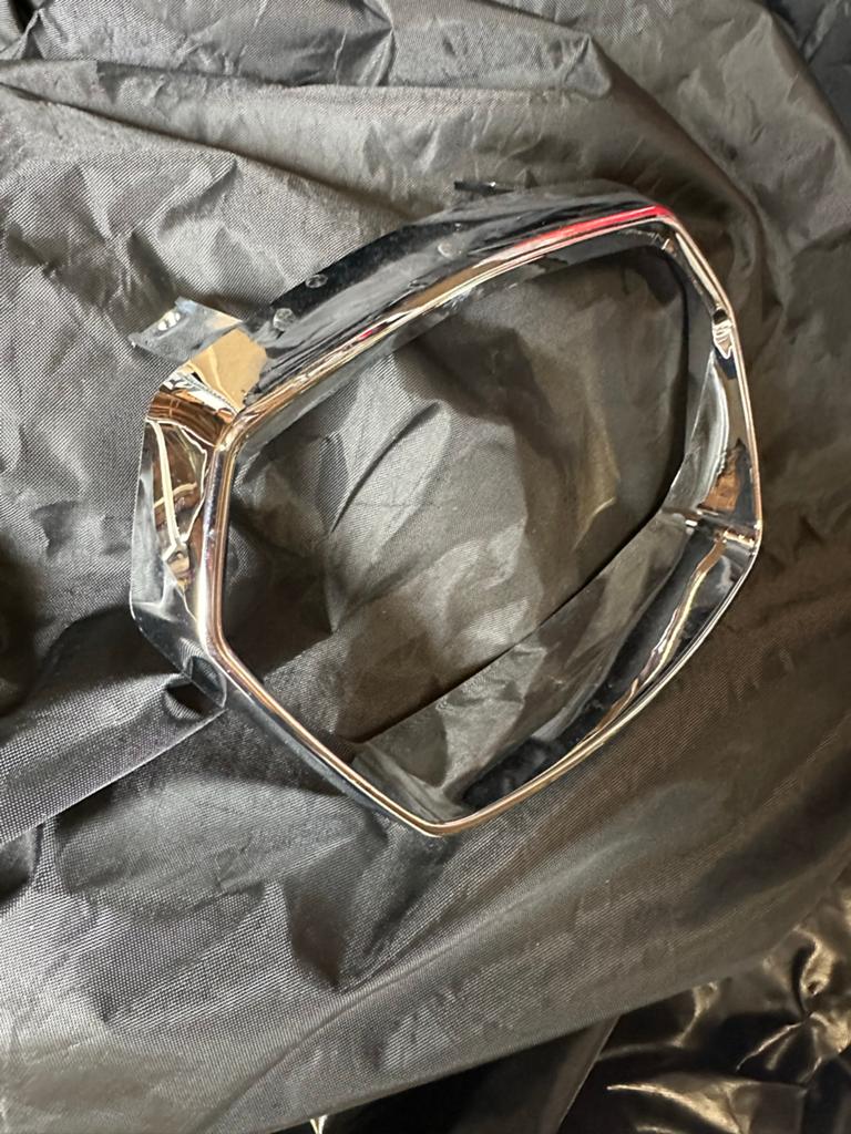 Vespa sprint koplamp en achterlicht sierlijst, Ophalen, Gebruikt, Universele onderdelen