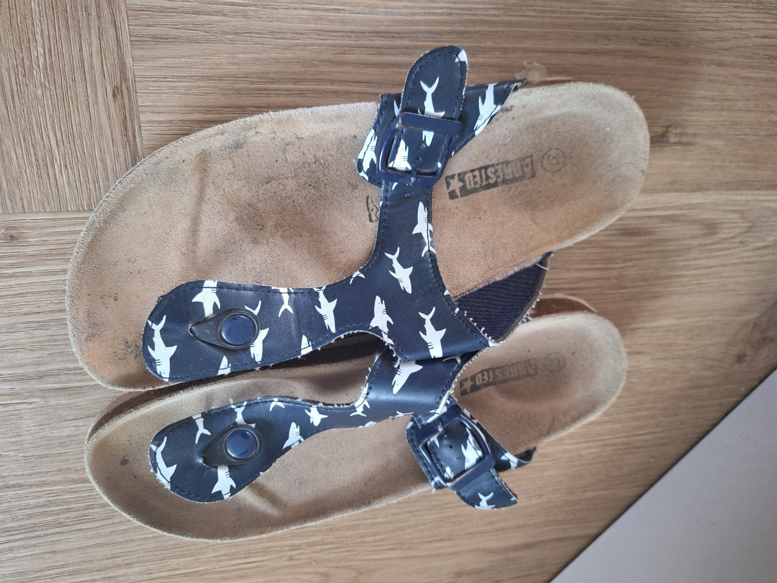 Leuke slippers met haaienprint - Maat 35, Ophalen of Verzenden, Meisje