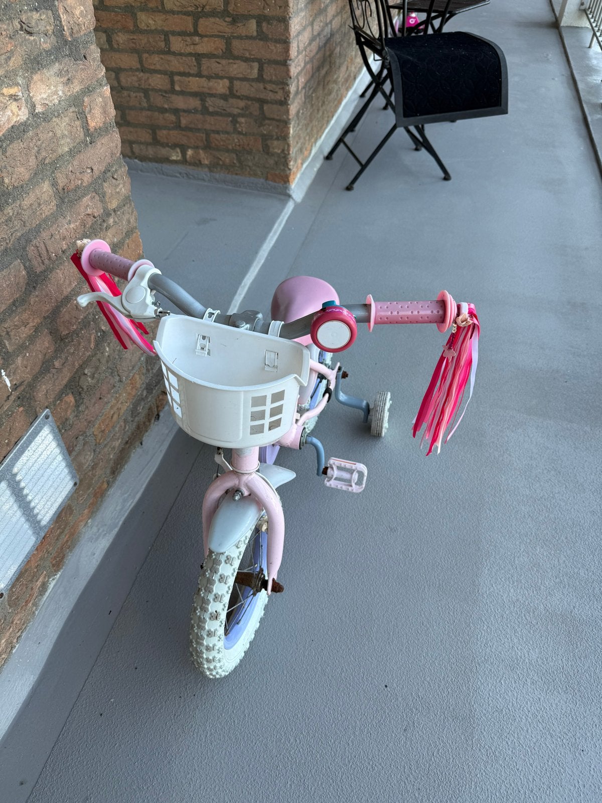 Foto 3 van Roze kinderfiets met zijwieltjes - Uitstekende staat