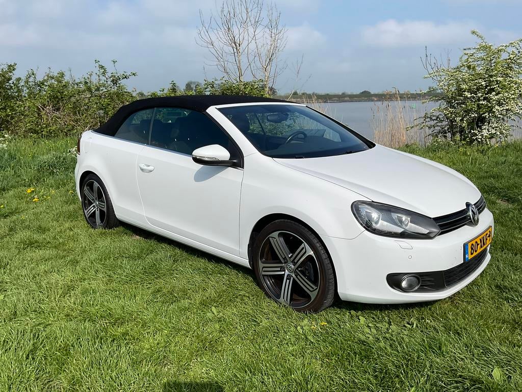 Te huur Golf Cabrio wit voor gala trouwauto of zomerzon, Diensten en Vakmensen, Verhuur | Auto en Motor, Met chauffeur, Trouwauto