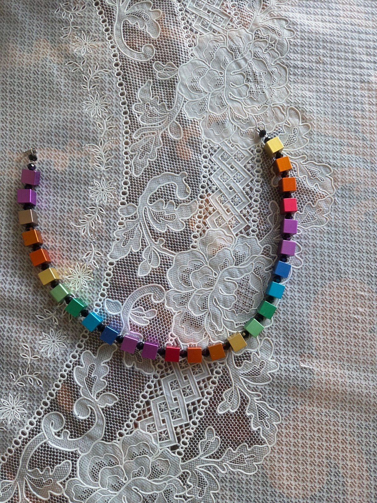 geanodiseerd aluminium collier in regenboog kleuren, Ophalen of Verzenden, Zo goed als nieuw, Overige kleuren, Overige materialen