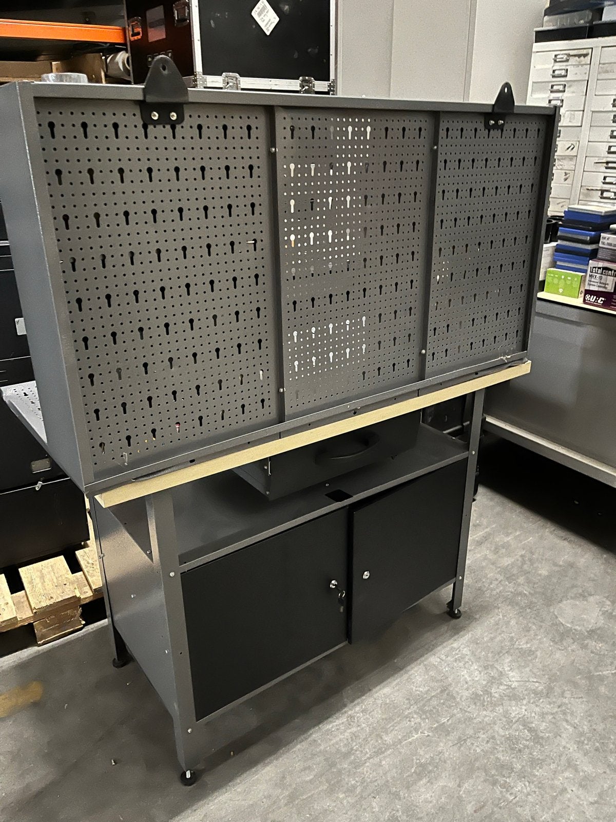 Werkbank met opbergkasten en gereedschapswand, Ophalen, Gebruikt, Hbm, Kast