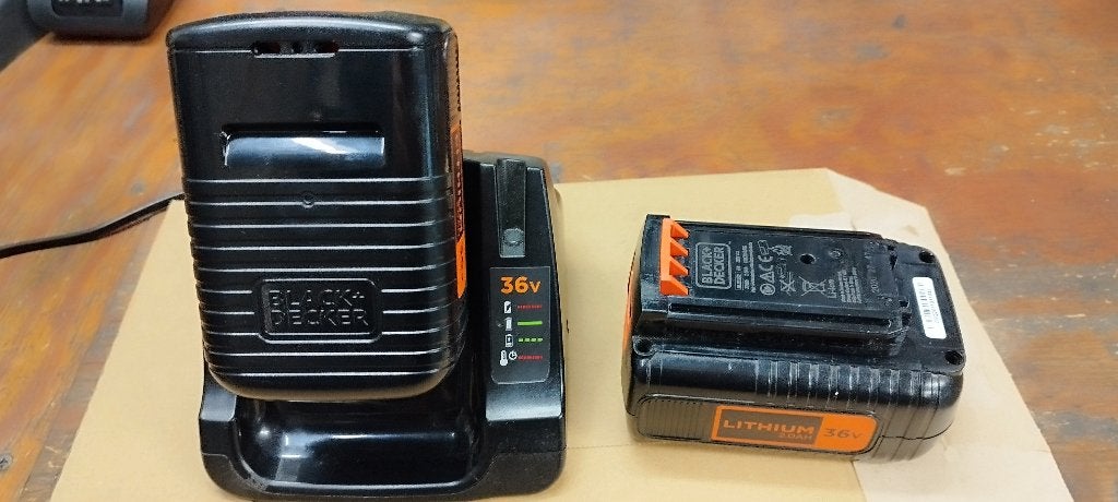 2 x Black & Decker accu en  1 x acculader, Ophalen, Gebruikt, Black+Decker, Accu