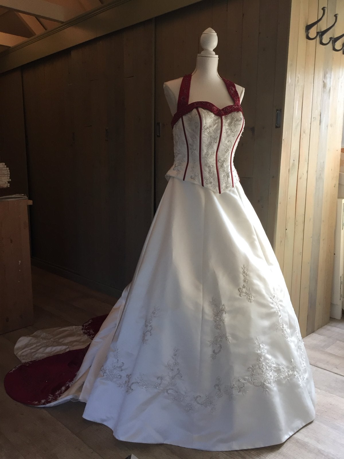 Trouwjurk maat 38 met afneembare sleep en rode sjaal, Ophalen of Verzenden, Gedragen, Wit, Trouwjurk
