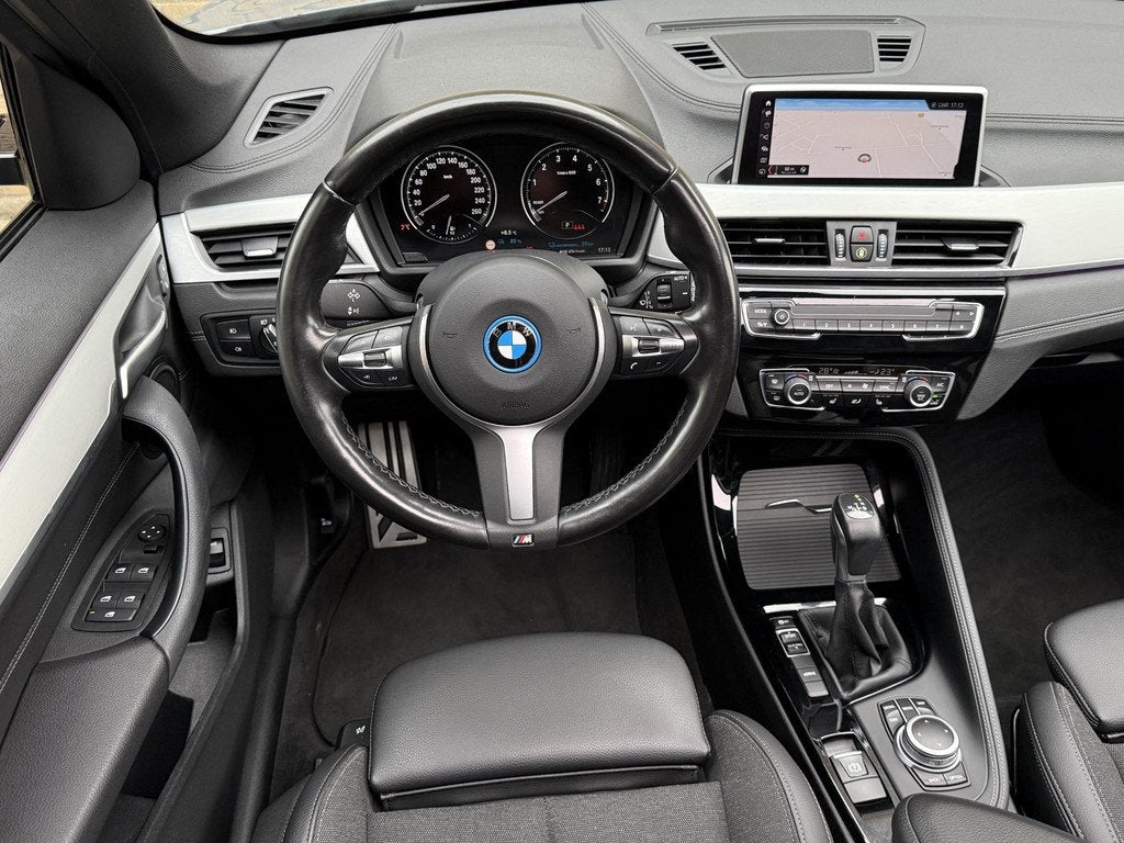 BMW X1 xDrive25e M-Sport | Panoramadak | Sportstoelen | Navi, Auto's, BMW, Gebruikt, Leder en Stof, Plug-in hybride, Bedrijf
