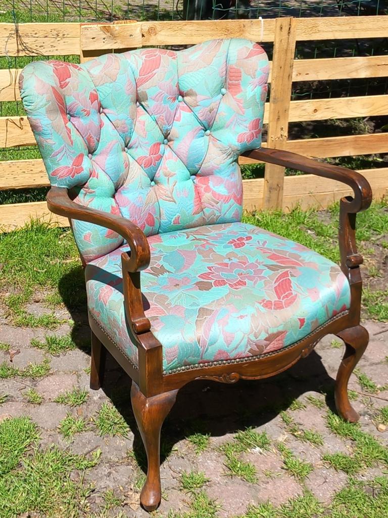 Vintage fauteuil met bloemenprint en houten armleuningen, Antiek en Kunst, Antiek | Meubels | Stoelen en Banken, Ophalen