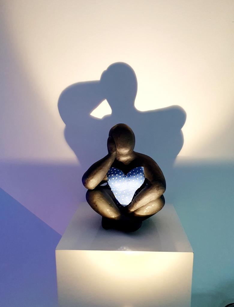 Dikke dame gesigneerd gertruud hartog 28 cm hoog kunsthars, Ophalen, Zo goed als nieuw, Mens