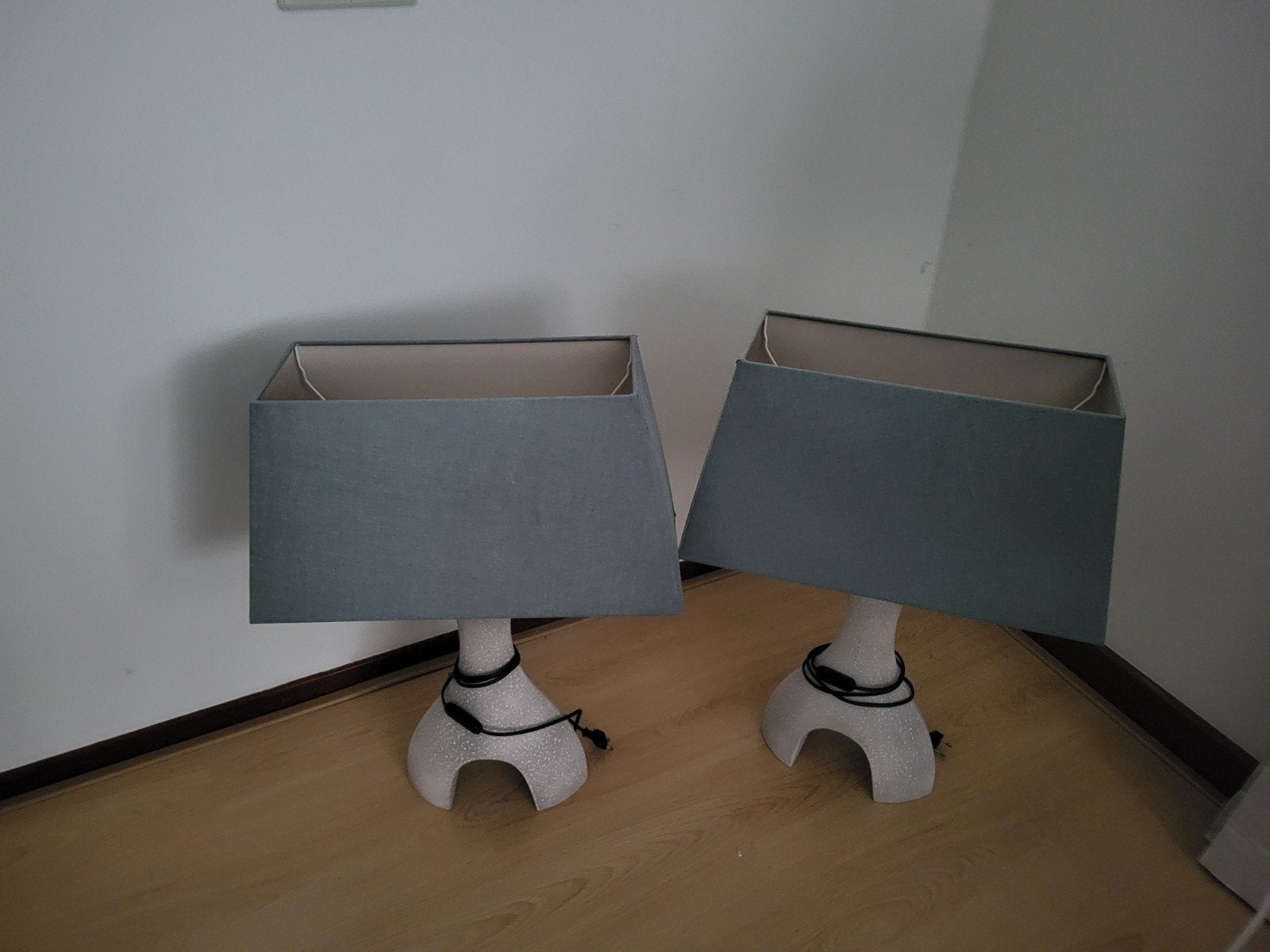 Set van 2 moderne tafellampen met grijze kap, Huis en Inrichting, Lampen | Tafellampen, Ophalen, Gebruikt, Overige materialen