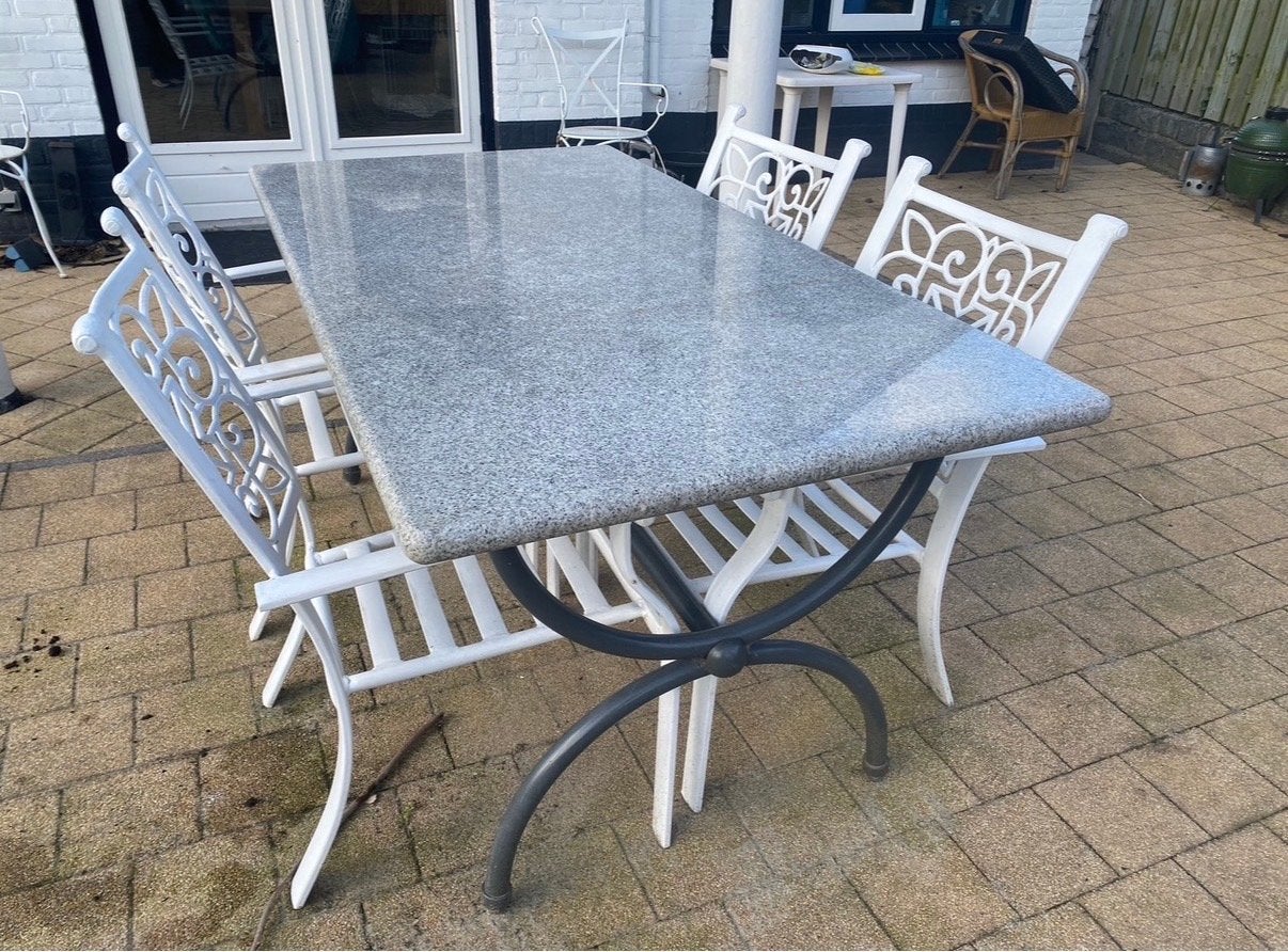 Zware tuintafel met granieten blad
