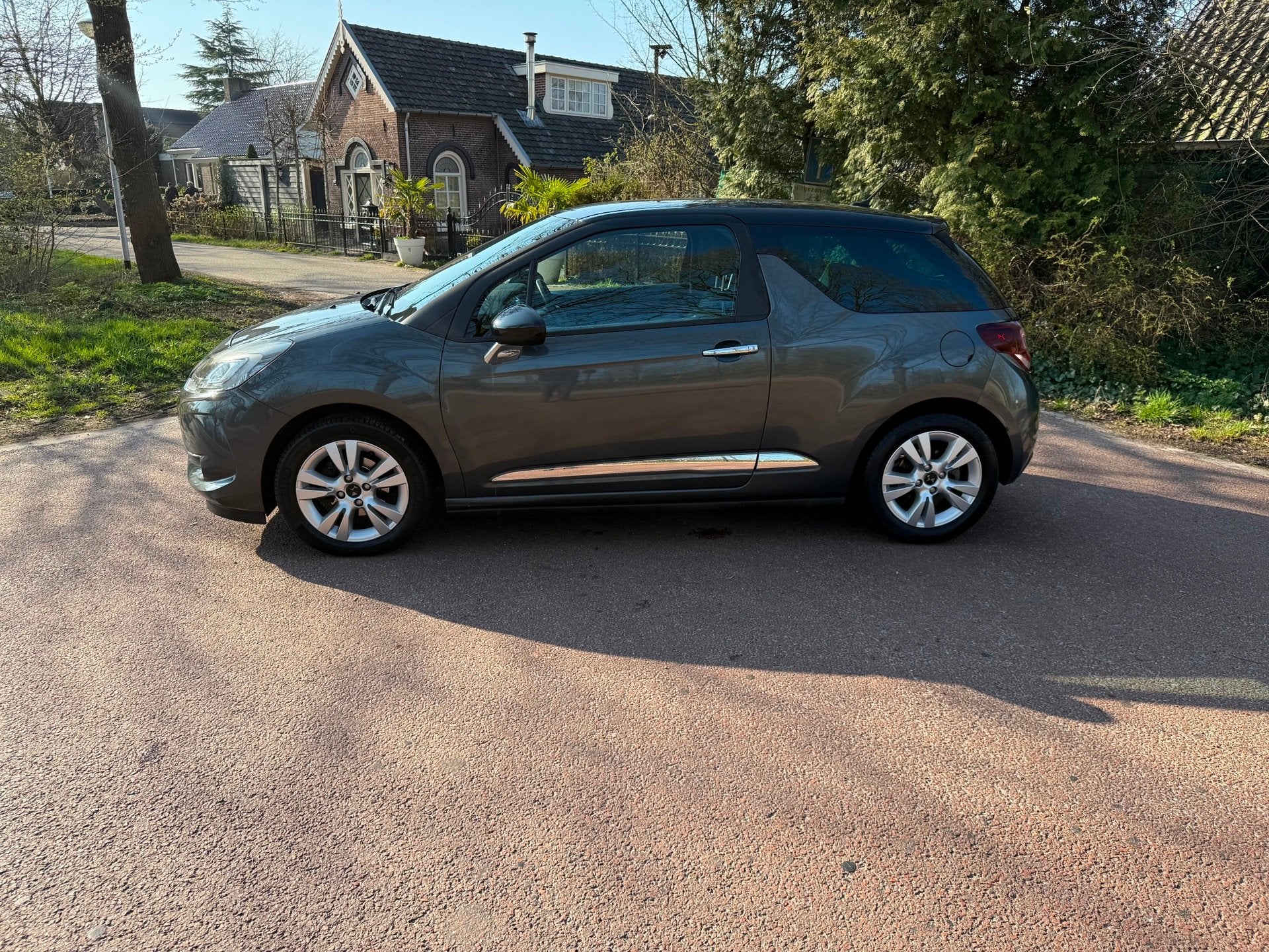 DS 3 1.2 PureTech So Chic / Navi / Airco / xenon / NAP / PDC, Auto's, Voorwielaandrijving, 23 km/l, Origineel Nederlands, Bedrijf
