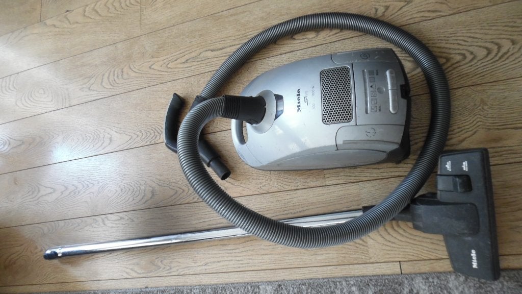 Miele 1800 watt met hulpstukken en parketborstel, Gebruikt, 1600 tot 2000 watt, Miele, Stille werking
