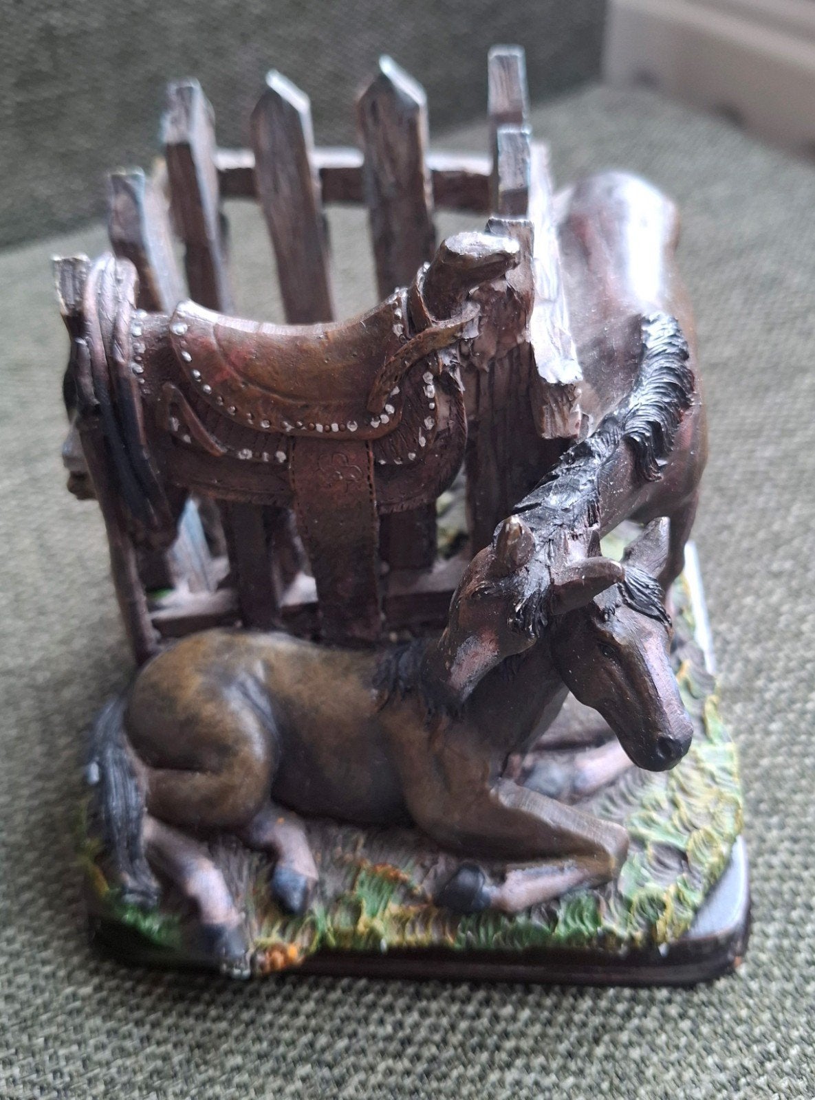Beeldje 2 paarden met zadel op het hekje, Ophalen of Verzenden, Zo goed als nieuw, Dier