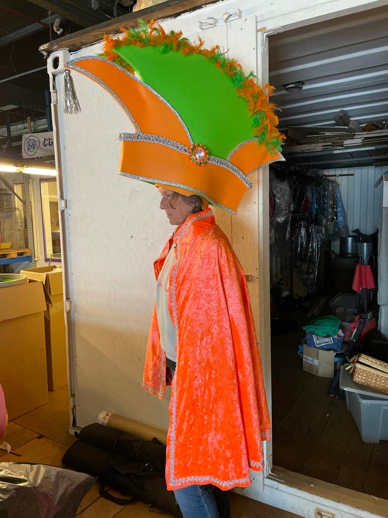 Carnavalskleding: 4 Steken & 4 Capes (2 Groen, 2 Oranje), Ophalen